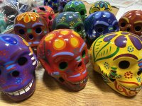 Calavera de barro pintada / bemalter Tonschädel ca...